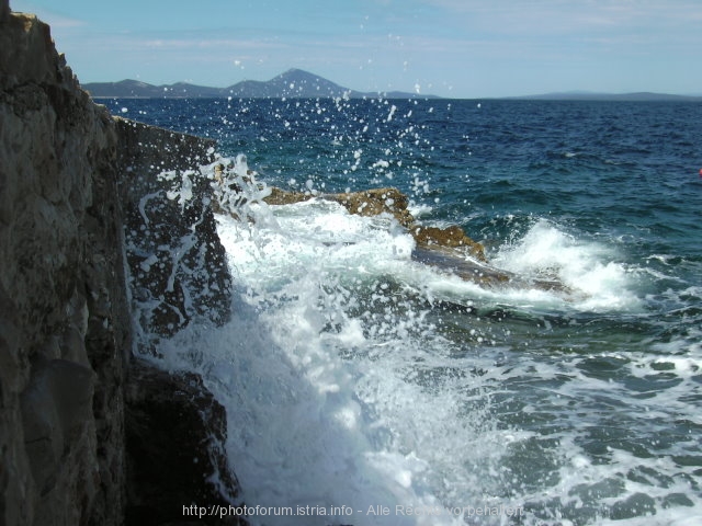 LOSINJ > Gischt in den Felsen vor Veli Losinj