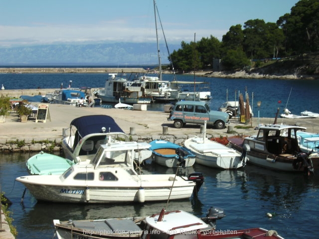 LOSINJ > ROVENSKA > Der kleine beschauliche Hafen Rovenska bei Veli Losinj