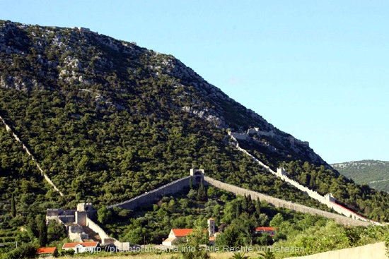 STON > Blick auf die Festungstmauer