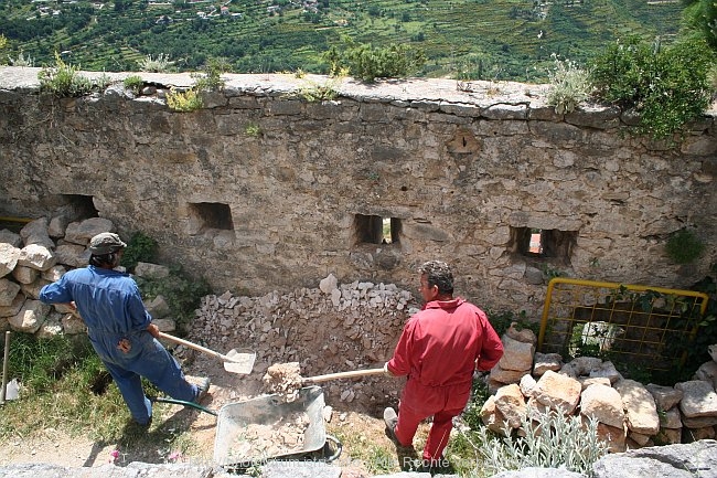 BAUARBEITER > Aufräumarbeiten nach beendeter Restaurierung auf der Festung Klis