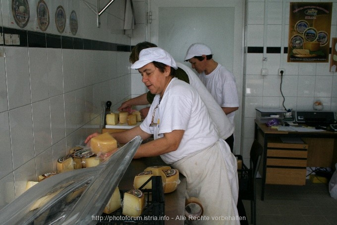 PAG > Arbeiterin in einer Käserei
