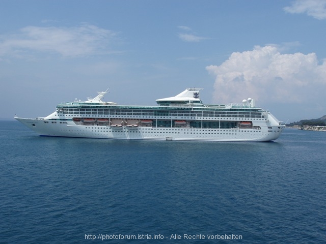 SPLIT > Kreuzfahrtschiff auf Rede > vor Hafen