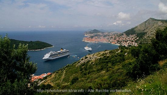 DUBROVNIK > Kreuzfahrtschiffe liegen vor Anker