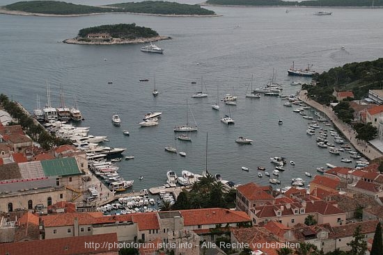 HVAR > Yachthafen