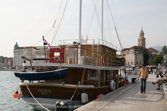 SPLIT > Ausflugsschiff vor den Toren der Altstadt