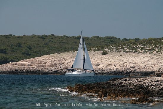 PAKLENI OTOCI > Segelschiff in einer Bucht