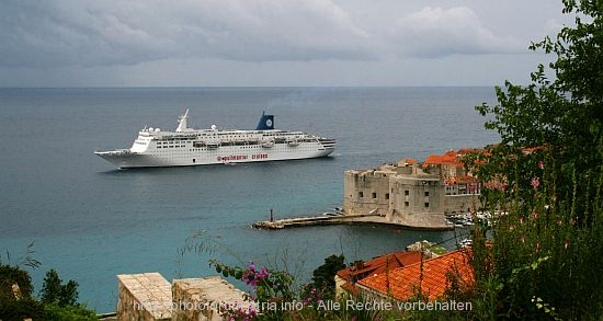 DUBROVNIK > Kreuzfahrtschiff vor den Toren der Altstadt