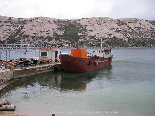 INSEL RAB > Schiff am Strand Pudarica