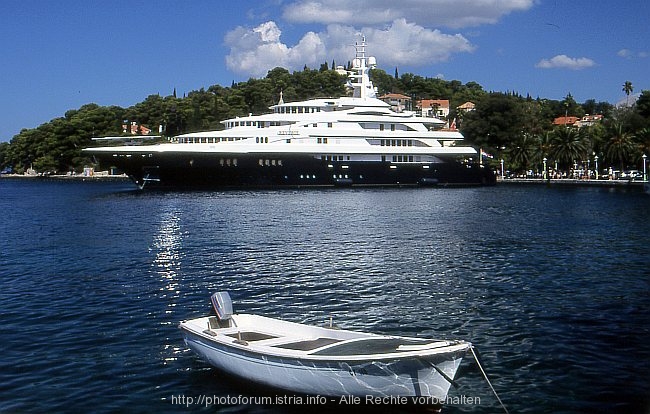 REVERIE > Luxusyacht im Hafen von Cavtat