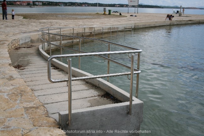 ZATON > Camping > Rollstuhlrampe ins flache Meer