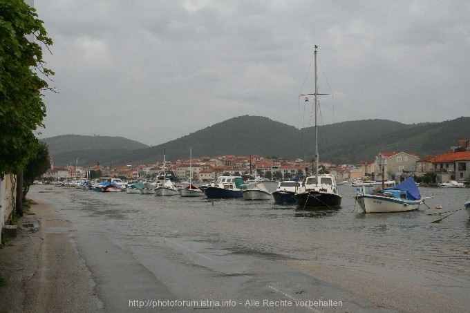 VELA LUKA > Land unter > Hauptstraße