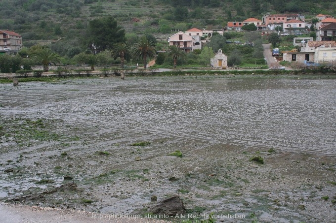 VELA LUKA > Land unter in der Bucht 2