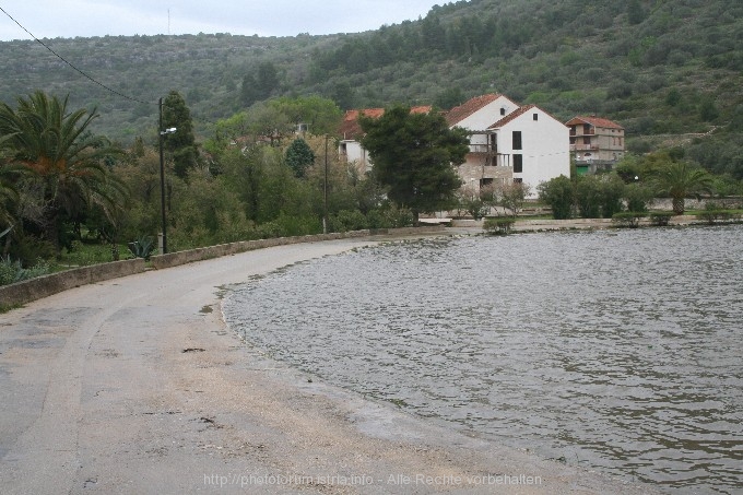 VELA LUKA > Land unter in der Bucht 4