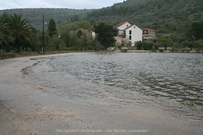 VELA LUKA > Land unter in der Bucht 5