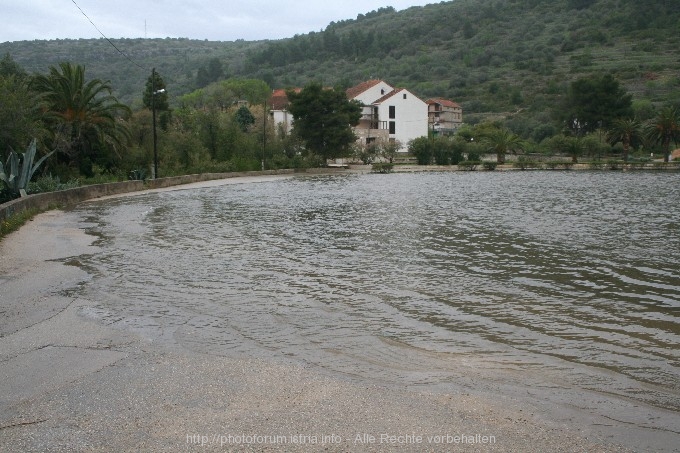 VELA LUKA > Land unter in der Bucht 6