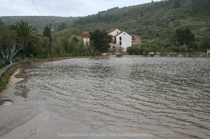 VELA LUKA > Land unter in der Bucht 8