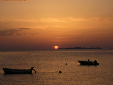 Sonnenuntergang mit liegenden Booten in Primosten