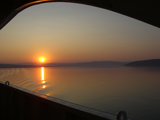 Sonnenaufgang über KRK während der Fährüberfahrt nach Cres