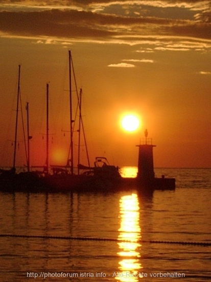 POREC > Hafen > Leuchtturm im Sonnenuntergang