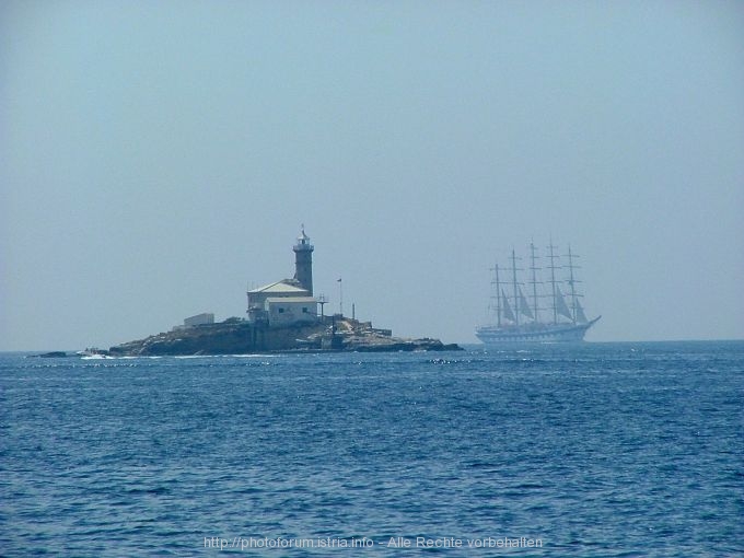 INSEL SV. IVAN NA PUCINI > Royal Clipper und Leuchtturm