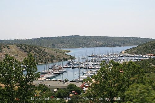 NAHE BEI TROGIR > Jachthafen