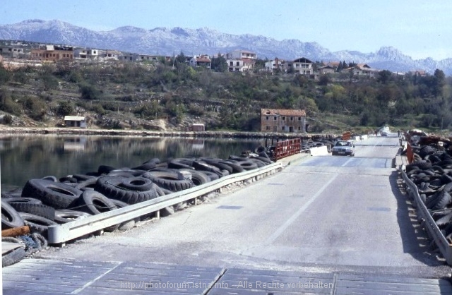 MASLENICA 1994 > Die Pontonbrücke