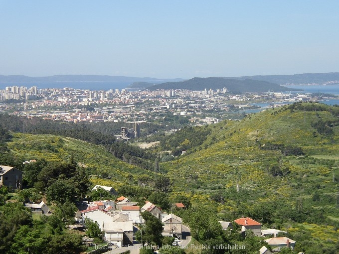 SPLIT > Blick hinunter auf Stadt und Küstenstraße