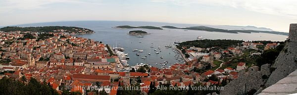 HVAR > Über den Dächern von Hvar-Stadt