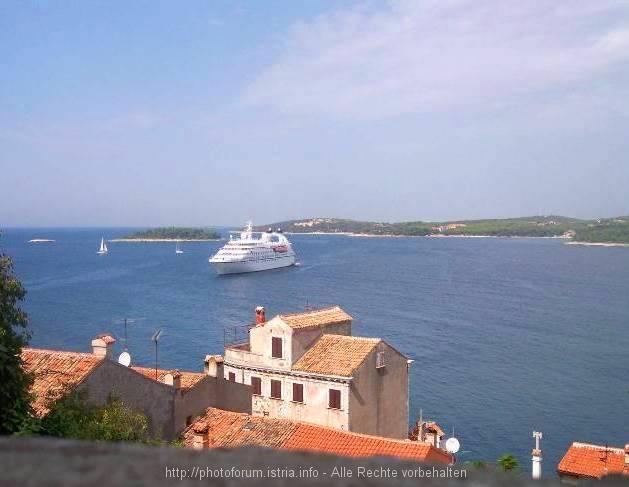 ROVINJ > Platz vor der Kirche / Blick nach Osten