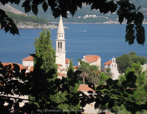 BUDVA > Budva von oben mit Blick zur Kirche