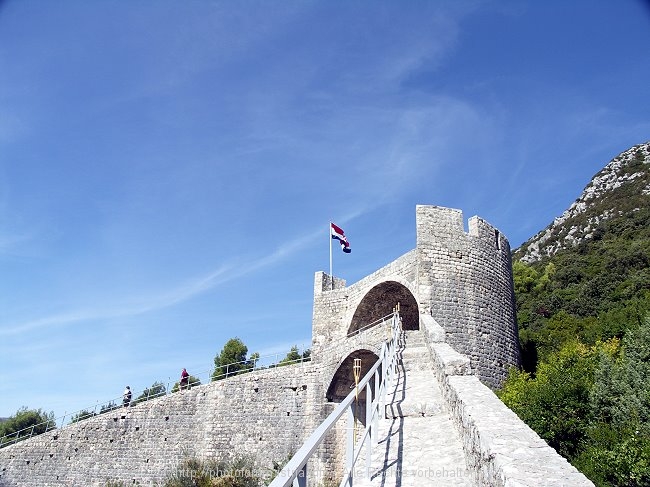 STON > die Festung über dem Ort