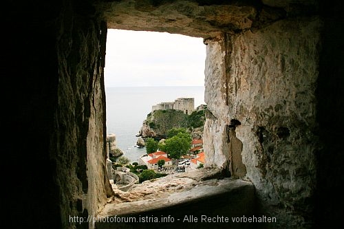 DUBROVNIK > Fensterblick auf die Festung Lovrijenac