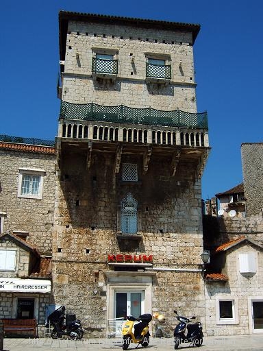 TROGIR > Laden in der Stadtmauer am Hafen