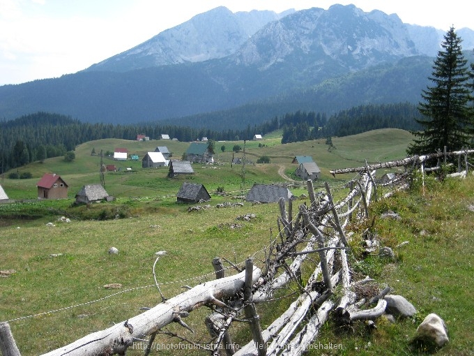 Zabljak > Zum Restoran Momcilov Grad 7