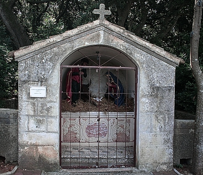 * Insel Krk: KOSLJUN > Geburtskapelle  mit wertvollen Holzstatuen (17. Jahrhundert)