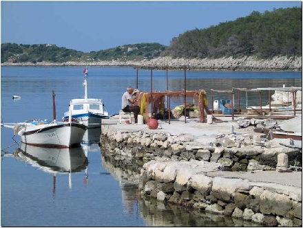 Otok KORCULA > Grscica > Netze flickender Fischer