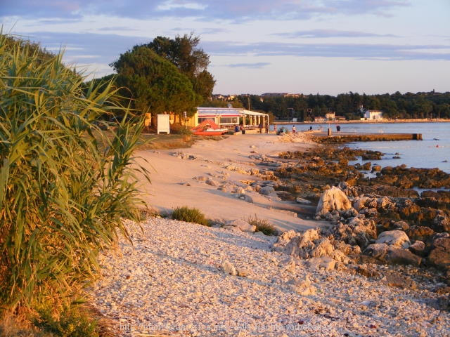 Istrien: POREC > Spadici > Strand Richtung Rt Sv. Martin > Sonnenuntergang