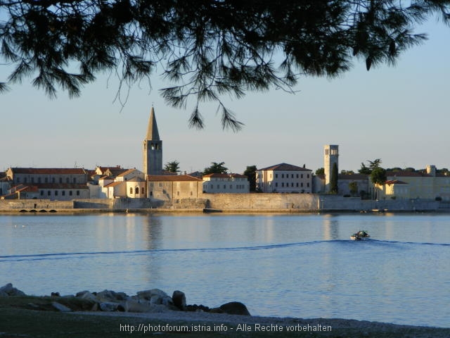 Istrien: POREC > Sonnenaufgang über der Stadt