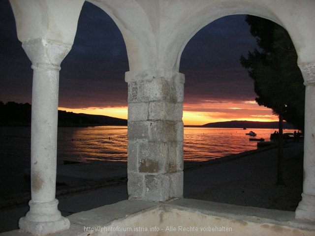 CRES  >  Entlang der Promenade nach Cres Stadt