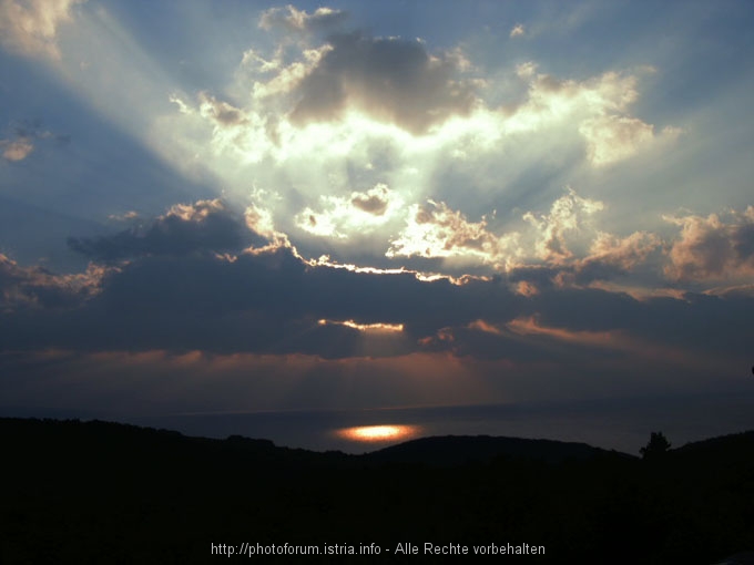 Wolken: VINODOLSKI KANAL > Hinter den Wolken