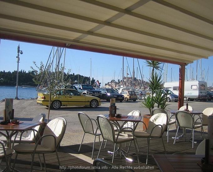 ROVINJ  > Skipperbar in der ACI Marina mit Blick auf die Stadt