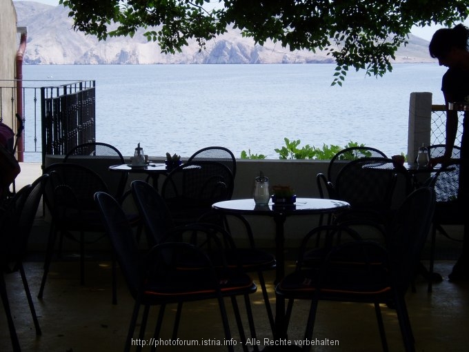 BASKA > gemütliches Cafe mit Blick auf das Meer