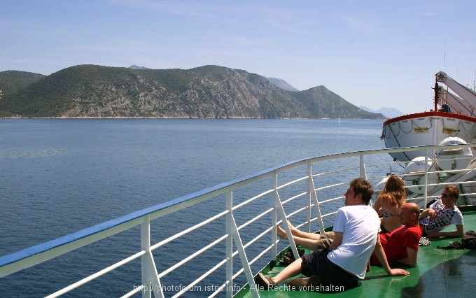 PELJESAC > Die Aussicht von der Fähre genießen