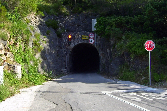 OTOK HVAR > Wanderung nach Humac > Tunnel Pitve