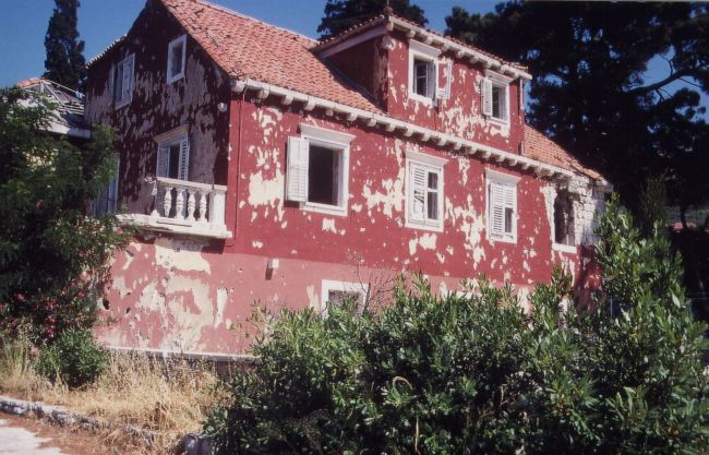 SREBRENO > Uferpromenade > Haus mit Kriegsschäden