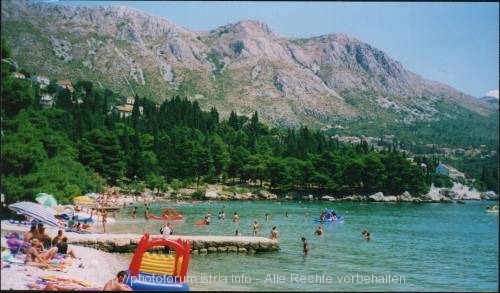 SREBRENO > Strand mit Blick nach Mlini