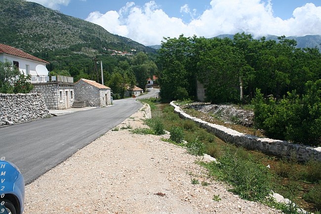 FLUSS LJUTA > kanalisierter Wasserlauf > Nebenarm der Ljuta