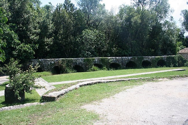 FLUSS LJUTA > kanalisierter Wasserlauf