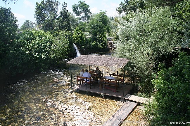 LJUTA > Vinica Monkovic > Sitzgelegenheiten am Fluss