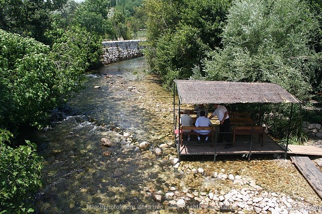 LJUTA > Vinica Monkovic > Sitzgelegenheiten am Fluss